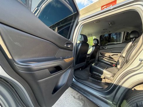 Used 2020 GMC Acadia SLE FWD image 14