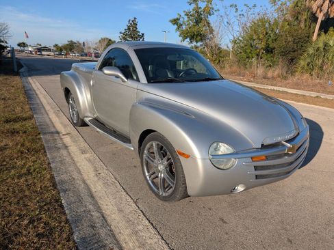 Used 2004 Chevrolet SSR w/ Preferred Equipment Group image 4