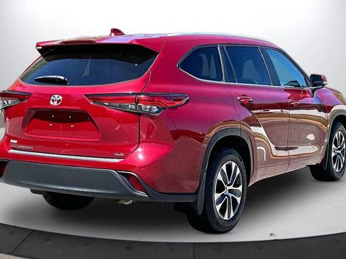 Used 2023 Toyota Highlander XLE FWD image 9