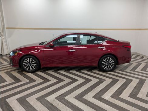 Used 2023 Nissan Altima 2.5 SV w/ SV Premium Package image 3