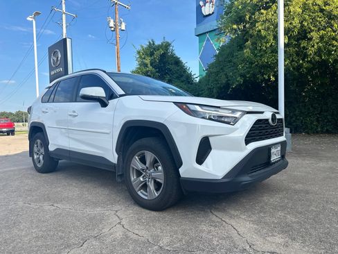 Used 2024 Toyota RAV4 XLE w/ Convenience Package FWD image 2