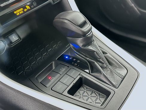 Used 2021 Toyota RAV4 LE image 24