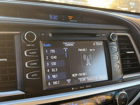 Used 2017 Toyota Highlander XLE image 12