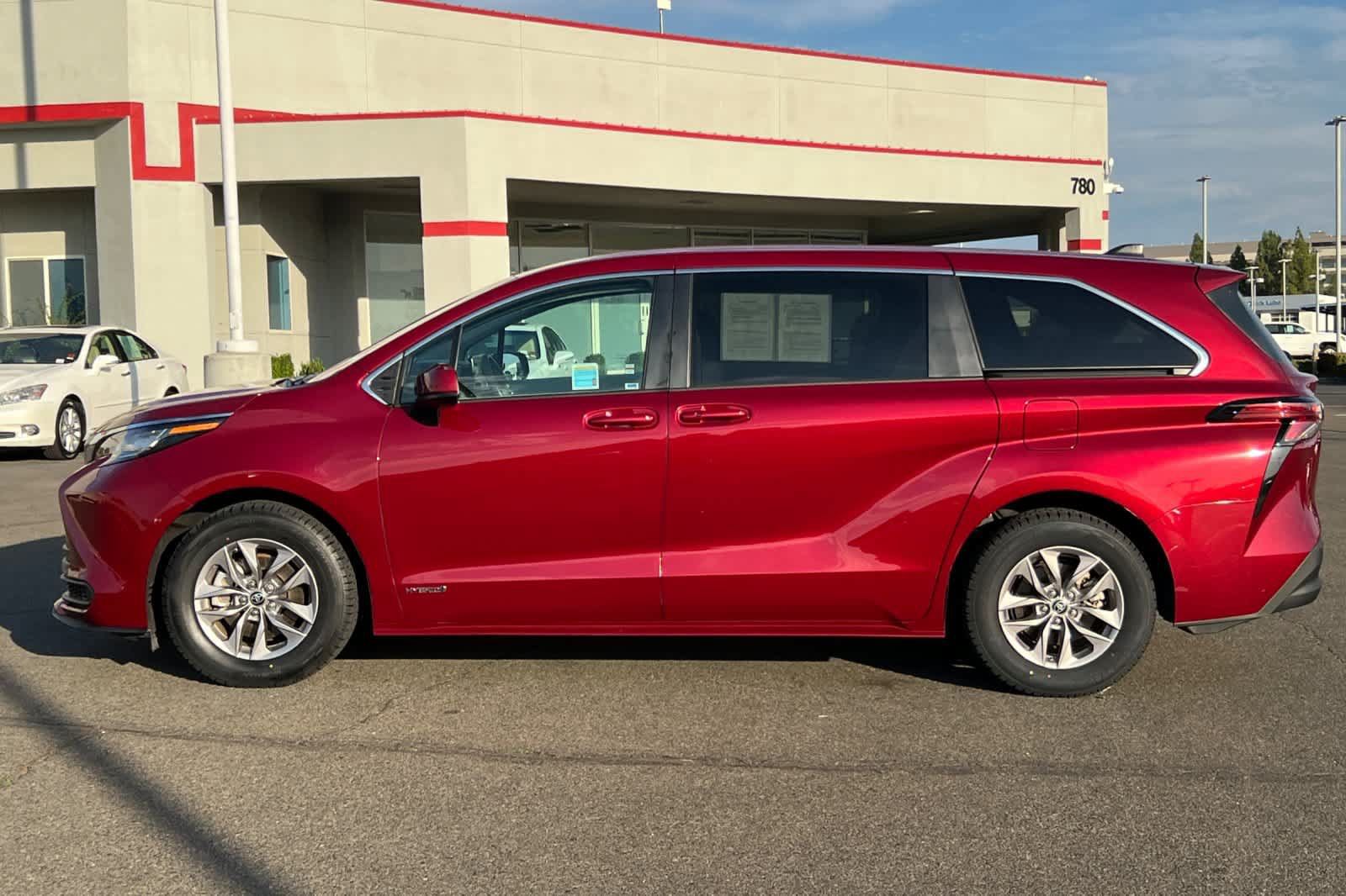 Certified 2021 Toyota Sienna LE FWD image 9