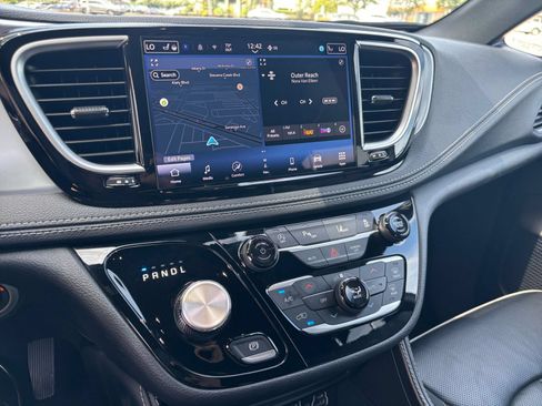 Used 2025 Chrysler Pacifica Limited FWD image 14