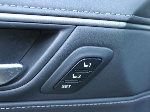 Used 2023 Toyota Venza XLE image 45