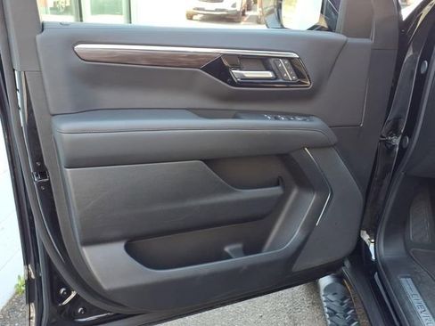 Used 2025 Chevrolet Suburban Z71 AWD/4WD image 10
