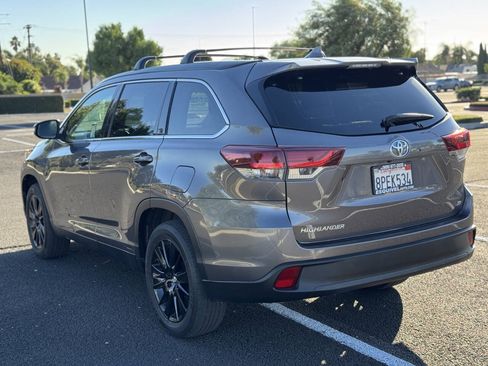 Used 2019 Toyota Highlander SE FWD image 4