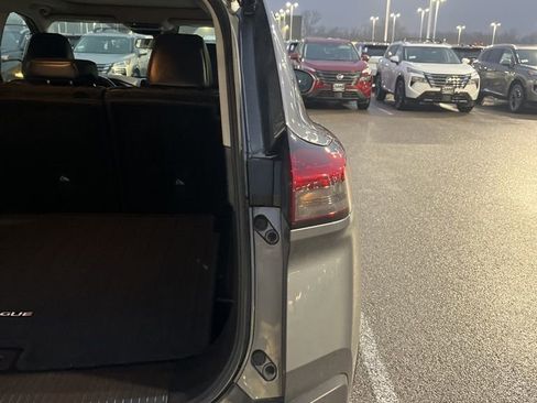 Used 2023 Nissan Rogue SV w/ SV Premium B Package image 4