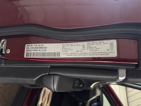 Used 2025 Jeep Grand Cherokee L Limited w/ Luxury Tech Group II image 31