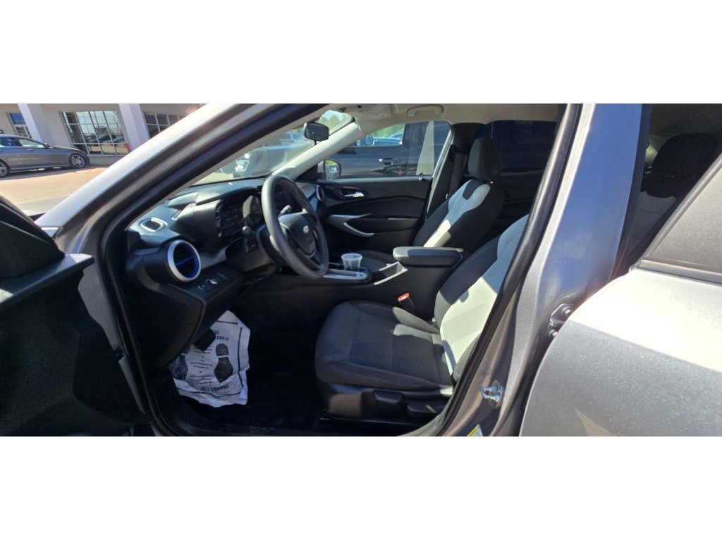 Used 2025 Chevrolet Trax LS w/ LS Convenience Package FWD image 3