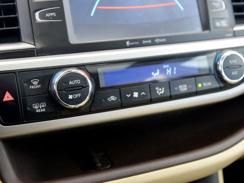 Used 2019 Toyota Highlander XLE image 24