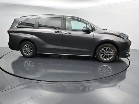 Used 2024 Toyota Sienna XLE FWD image 9