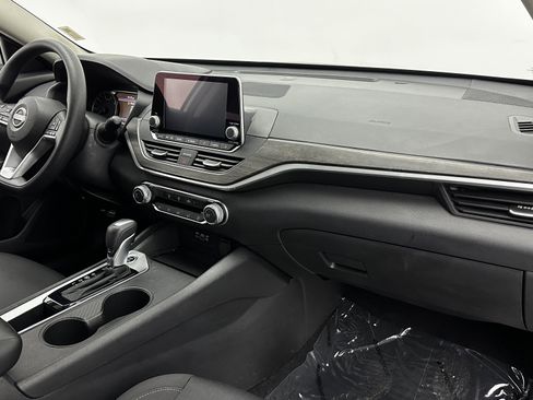 Used 2025 Nissan Altima 2.5 SV image 32