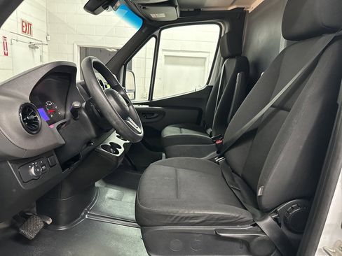 Used 2019 Freightliner Sprinter 144 image 17