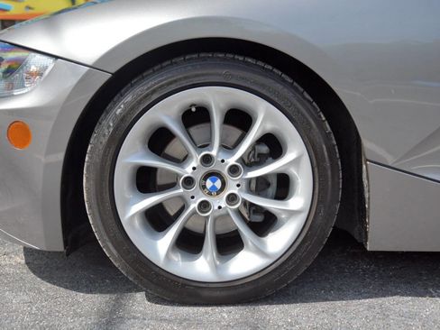 Used 2005 BMW Z4 2.5i image 9