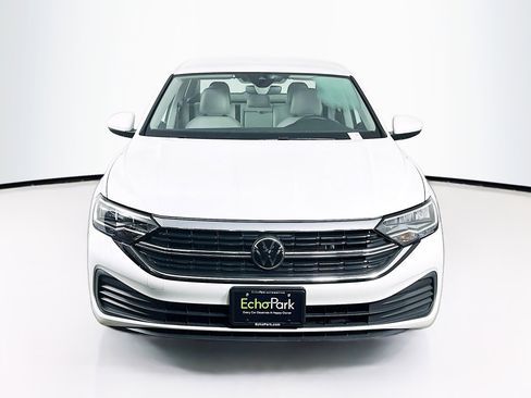 Used 2024 Volkswagen Jetta SE image 2