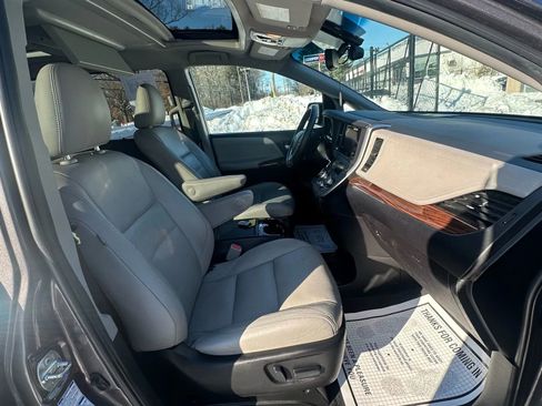 Used 2015 Toyota Sienna Limited image 33