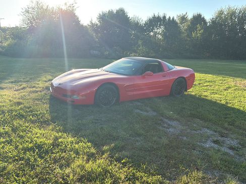 Used 1998 Chevrolet Corvette Coupe w/ Roof Pkg RWD image 2