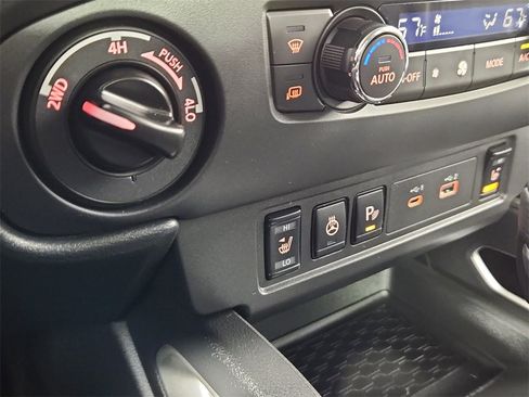 Used 2024 Nissan Frontier SV w/ SV Convenience Package image 24