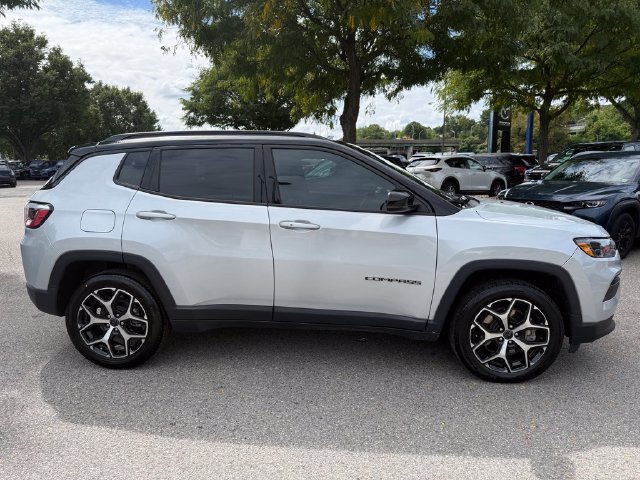 Used 2025 Jeep Compass Limited AWD/4WD image 11