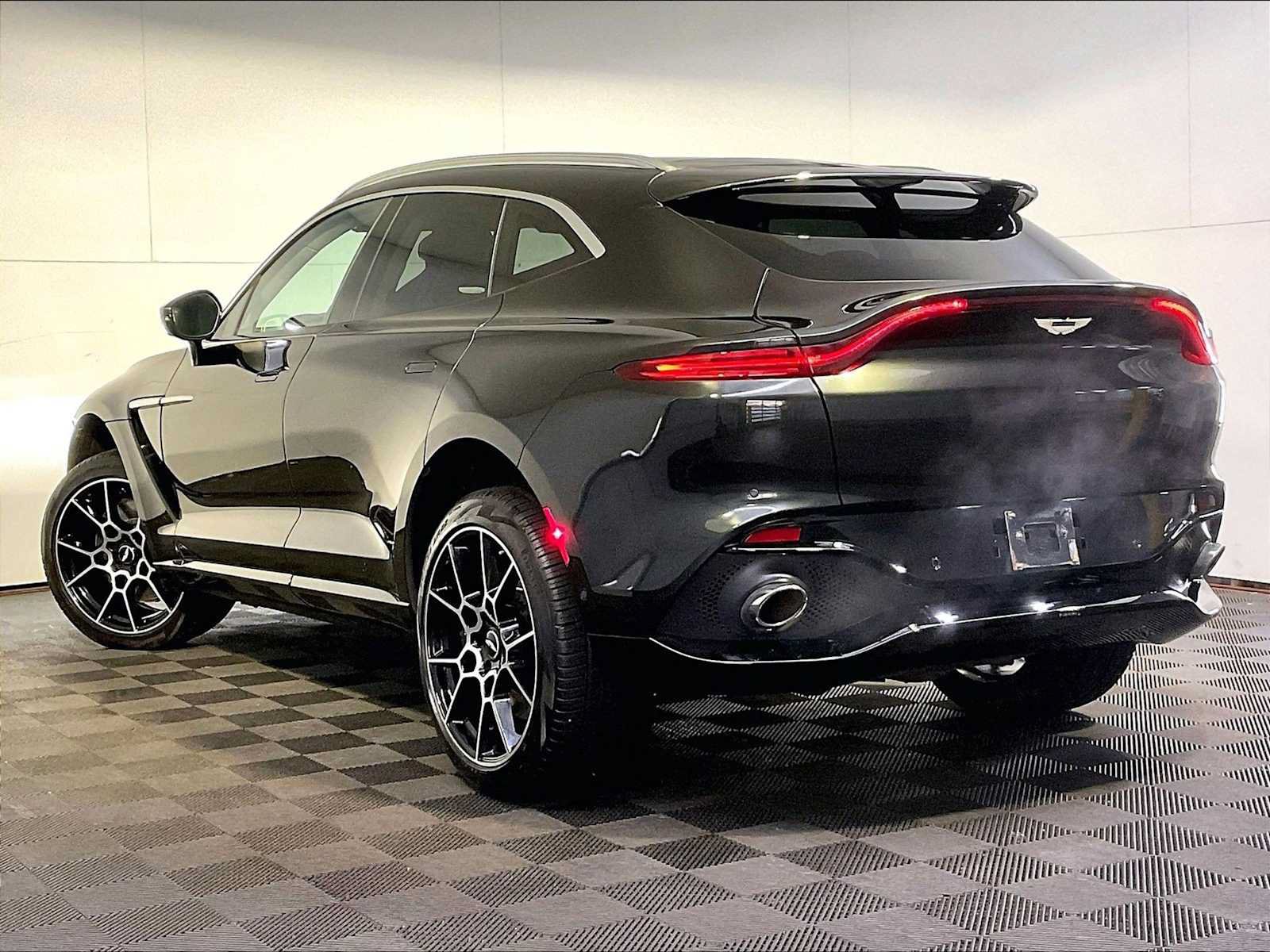 Used 2021 Aston Martin DBX AWD/4WD image 3