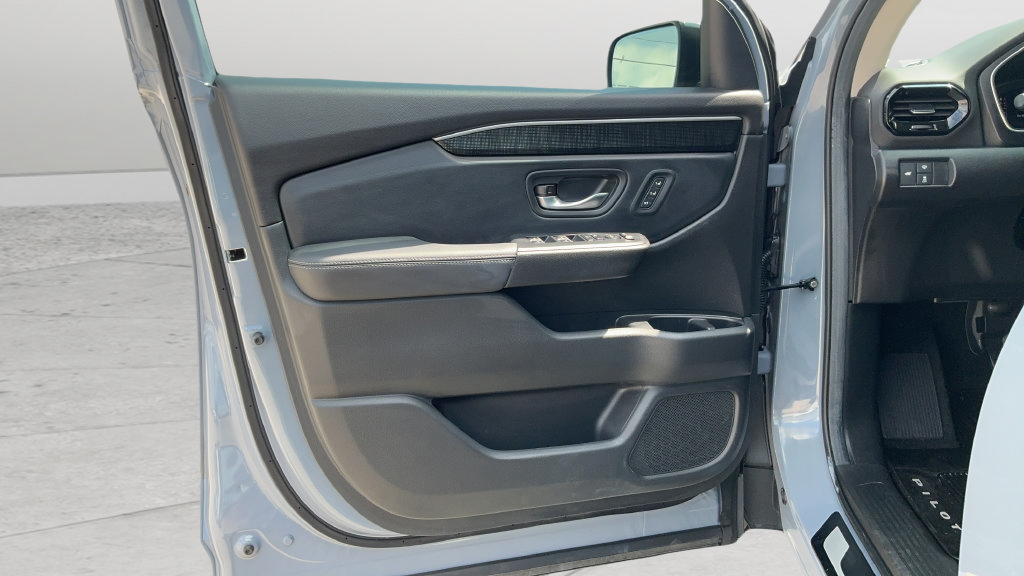 Used 2025 Honda Pilot Elite image 18
