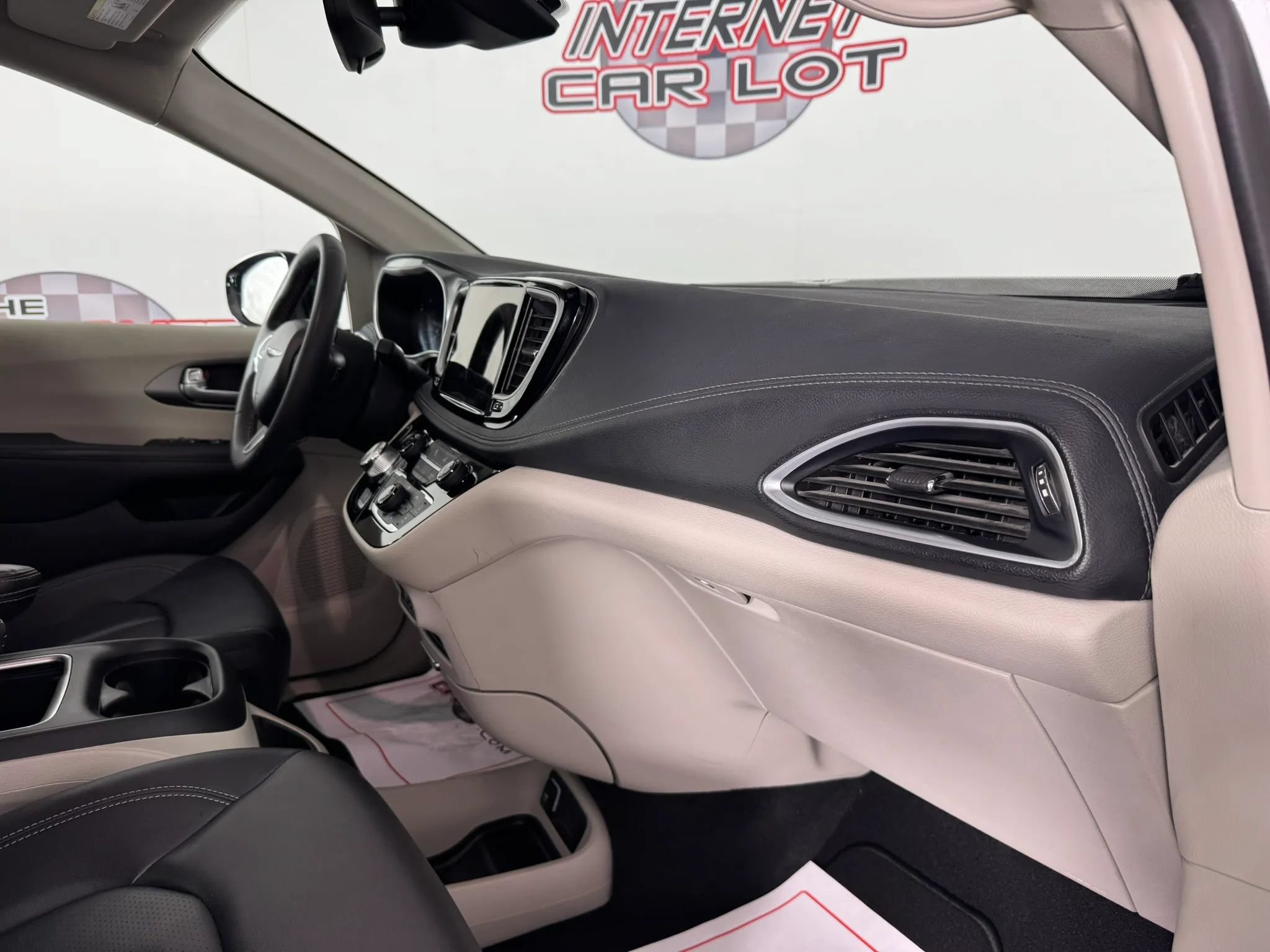 Used 2024 Chrysler Pacifica Touring-L AWD/4WD image 12