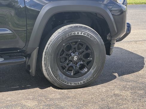 Used 2022 Toyota Tacoma SR w/ SX Package AWD/4WD image 8