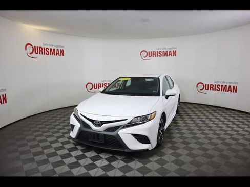 Used 2020 Toyota Camry SE FWD image 1