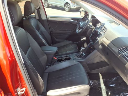 Certified 2023 Volkswagen Tiguan SE w/ Panoramic Sunroof Package FWD image 11