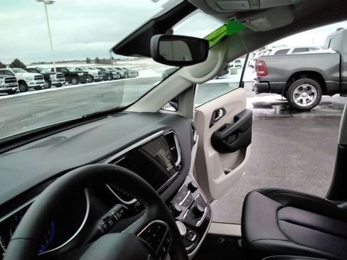 Used 2024 Chrysler Pacifica Touring-L image 24