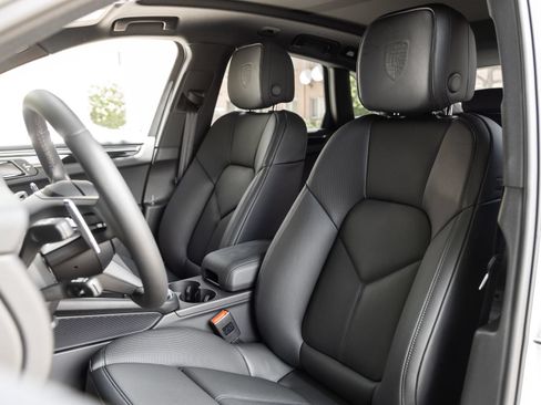 Certified 2026 Porsche Macan AWD/4WD image 5