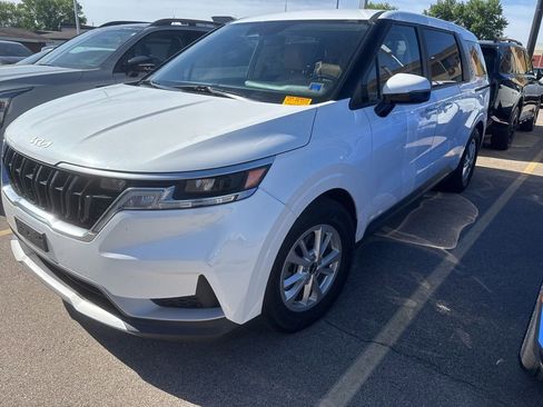 Used 2022 Kia Carnival LX FWD image 6