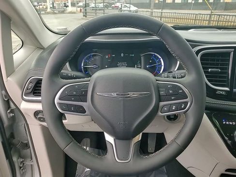 Used 2024 Chrysler Pacifica Limited FWD image 18