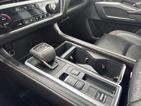 Used 2024 Nissan Pathfinder SL FWD image 16