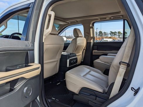 Used 2022 Ford Expedition XLT image 39