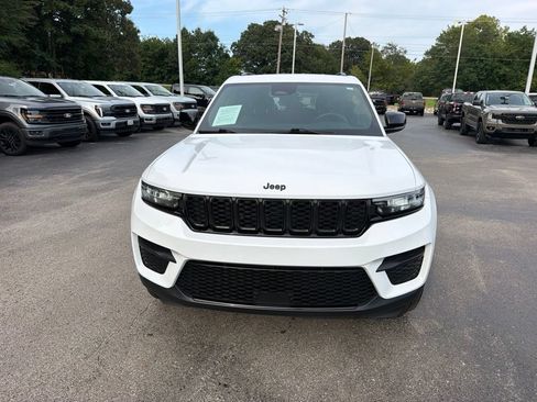 Used 2025 Jeep Grand Cherokee Altitude AWD/4WD image 8
