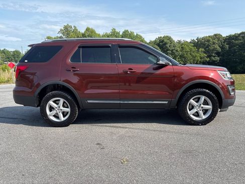 Used 2016 Ford Explorer XLT w/ Equipment Group 202A AWD/4WD image 6