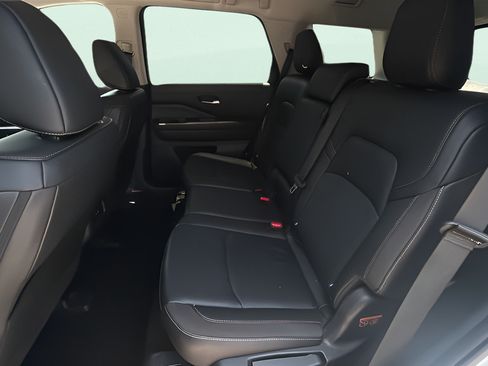 Used 2025 Nissan Pathfinder SL FWD image 17
