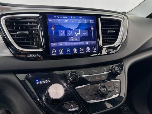 Used 2018 Chrysler Pacifica Touring-L Plus image 15