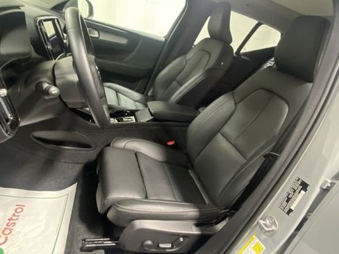 Used 2025 Volvo XC40 B5 Plus image 11