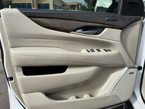 Used 2018 Cadillac Escalade Luxury image 14