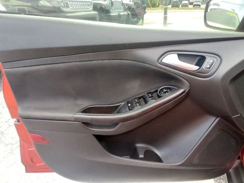 Used 2018 Ford Focus SE w/ SE Appearance Package image 9