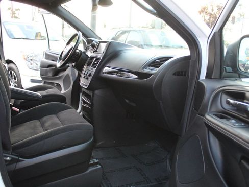 Used 2019 Dodge Grand Caravan SE FWD image 12