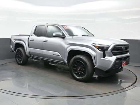 Used 2025 Toyota Tacoma SR5 AWD/4WD image 8