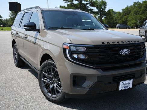 New 2027 Ford Expedition Platinum w/ Stealth Appearance Package RWD image 4