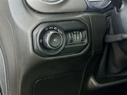 Used 2019 Jeep Wrangler Unlimited Sahara w/ Cold Weather Group AWD/4WD image 12