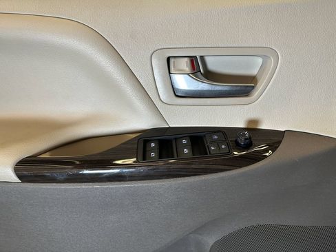 Used 2020 Toyota Sienna XLE w/ XLE Navigation Package AWD/4WD image 19