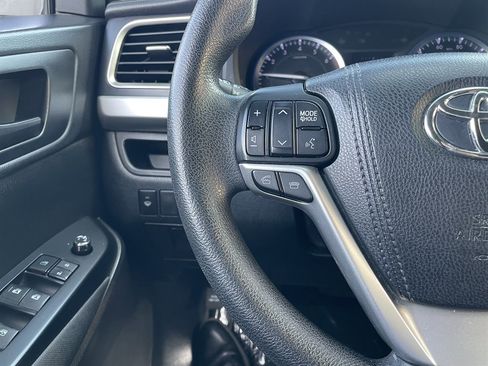 Used 2016 Toyota Highlander LE FWD image 27